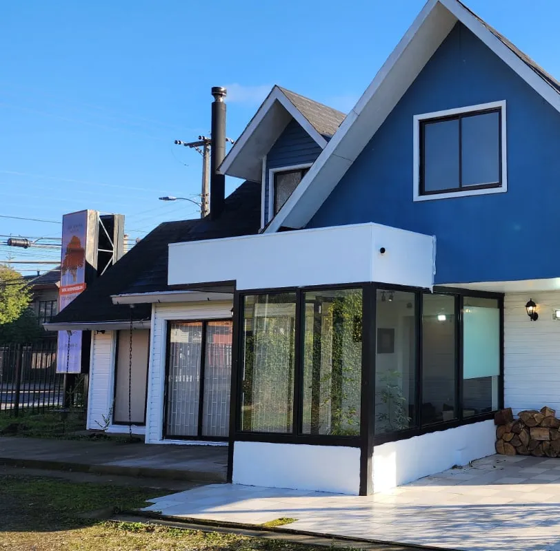 Fachada de la casa donde funciona Arrayanes Salud
